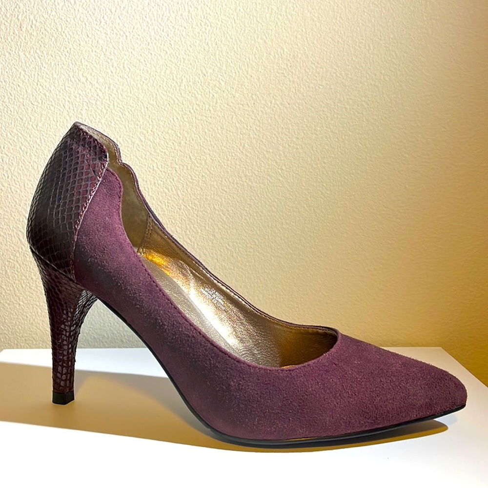 Burgundy pumps, size 7